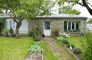 Une jolie petite maison dans un espace fleuri